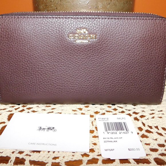 Coach Handbags - 💥 GONE IN 24 HRS 💥 COACH ZIP WALLET